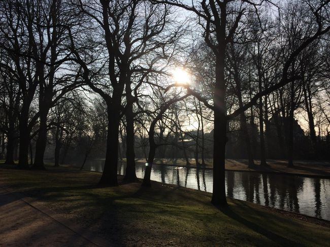 ベルギー旅行２日目は電車でブルージュへ。<br /> <br />ホテルに近いブリュッセル北駅から電車に乗ります。<br />ブリュッセル北駅からはICで１時間30分程度。運賃は往復で15.20€でした。<br />往復チケットは割引価格になっているので往復チケットを買った方がお得みたいです。<br /><br />ホームの行き先案内がフランス語しかないのと、行き先が最終駅の表示のみでどの列車に乗っていいのかわからなかったので駅のインフォメーションで聞いて教えてもらいました。<br />また、直前に列車の発車ホームが変わったりして慣れない列車の旅は不安でいっぱいでした。<br />ブリュッセルは基本フランス語表記しかないのでフランス語がわからない身には少し不便でした。<br />（英語を話せる人が多いので聞いたら解決はします）<br /> <br />そんなこんなでブルージュ駅に無事到着し、歩いて街の中心地へ向かいます。<br /><br />写真は駅近くの公園です。
