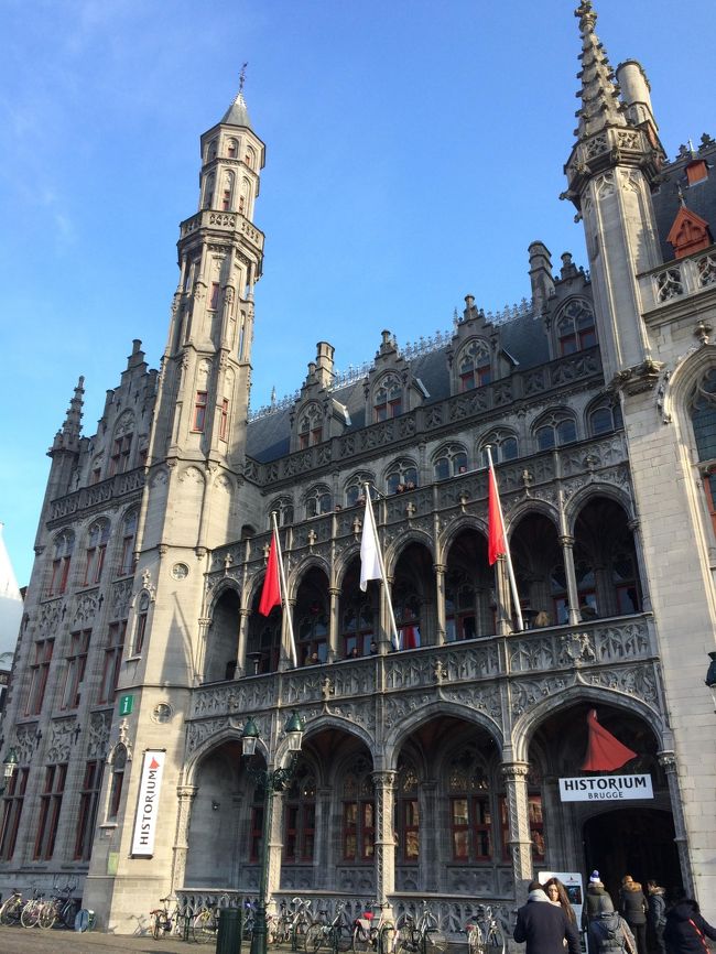 こちらはマルクト広場の一角にあるヒストリウムという博物館。<br /><br />ここは体感型の博物館でブルージュ最盛期の15世紀にタイムトリップできます。<br /><br />オーディオガイドを聞きながら館内を回るのですが（日本語ガイドもあり）、当時のブルージュが再現されていて、とても楽しかったのでお勧めです（匂いも再現されている！）<br />中にはベルギービールを飲むこともできるバーが併設されています。