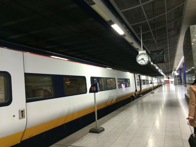 帰りも行きと同様ICでブリュッセル南駅まで戻りました。<br />ちなみに、ICは行きも帰りも15分程度遅れてました。<br />当日にユーロスターに乗る方、時間に制約がある方はギリギリの時間にならないよう余裕をもって行動した方がいいかも。<br /> <br />そうして行きと同じく、ブリュッセル南駅からユーロスターに乗ってロンドンに帰りました。<br /><br />今回の旅は１泊２日弾丸の旅、特に観光するわけでもなくブラブラ街歩きがメインの旅となりましたがこういう都市滞在型の旅も楽しいものですね
