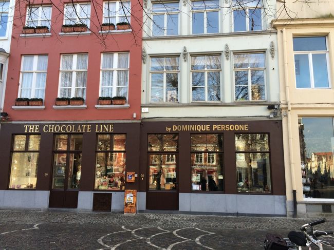 もちろんここでもチョコレートのお店に。<br /><br />こちらは "THE CHOCOLATE LINE" というお店。<br /><br />スタイリッシュな店内ではチョコレートの製造過程も見られます。<br />他のお店に比べて斬新な味のチョコレートがたくさんありました。ゆず味や抹茶味も。<br />ゆず味はゆずのすっぱさとチョコレートの甘さがマッチしていて不思議な感覚でした。<br />個人的にはここのゆず味チョコが一番好きでした。