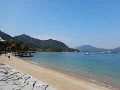 宮島に着いたのは10:20頃。
この日の満潮が11:35（中潮）だったので、満潮近くていい感じ。