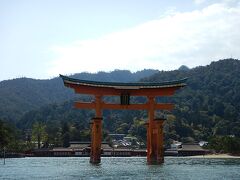 両部鳥居越しの厳島神社。
古来より正しい参拝はこのように海から行うものとのことである。