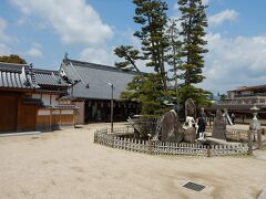 厳島神社の出口すぐ近くにある大願寺。
開放的な境内の中央には伊藤博文の手植えと言われる９本に幹が分かれた松が立つ。
本堂は僧坊を改装したもの。
授与所隣に御朱印所がある。

