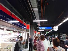 フランクフルト空港駅のregio(近距離)ホーム（地下）。
Sバーン　S9でフランクフルト市内を目指す。
切符を買うのに手こずっているうちに、長距離列車のフランクフルト中央駅行きに行かれてしまった。
Sバーンだと、フランクフルト中央駅は地下のホーム。　１～２時間に１本の長距離列車だと、地上のホームに到着する。
空港駅では、ＩＣＥやＩＣなどの優等列車は、別の場所にある地上ホームから発着する。

フランクフルト空港駅の券売機は多くの人が利用するにもかかわらず、６台しかない。しかも、一部は現金を受け付けない故障状態。私たちは、グループ用の１日(16.4 EUR)を購入したが、この券を購入する際は、クレジットカードは使えなかった。

ガイドマップに書いてある、「切符を買ってやるから、金をよこせ」みたいな詐欺師はいなかった。