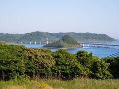 旅の3日目は、ホテルに近い角島(つのしま）大橋への散策から始まった。
角島大橋は、2000年11月3日に開通。角島観光のシンボル的な存在で、自動車のＣＭなどでよく使われている。エメラルドグリーンの海と、途中に浮かぶ小さな島（鳩島）、その向こうの角島までの橋の風景は、思わずカメラを向けたくなる。
ちなみに角島大橋の通行料は無料。通行料金無料の離島架橋としては、沖縄県の古宇利大橋（全長1,960m）についで、日本第二位の長さ(全長1,780m)。