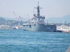 近くに見える「あるかぽーと岸壁」には海上自衛隊の輸送艦「おおすみ」が接岸していた。下関の港と自衛隊の艦船。違和感がないのは国境が近いからだろうか？