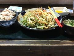 夕食はホテルの近くで730交差点そばの「夢之屋」へ行きました。
ゴーヤーチャンプルー定食を食べましたが、食べログクーポンで一割引になりました。