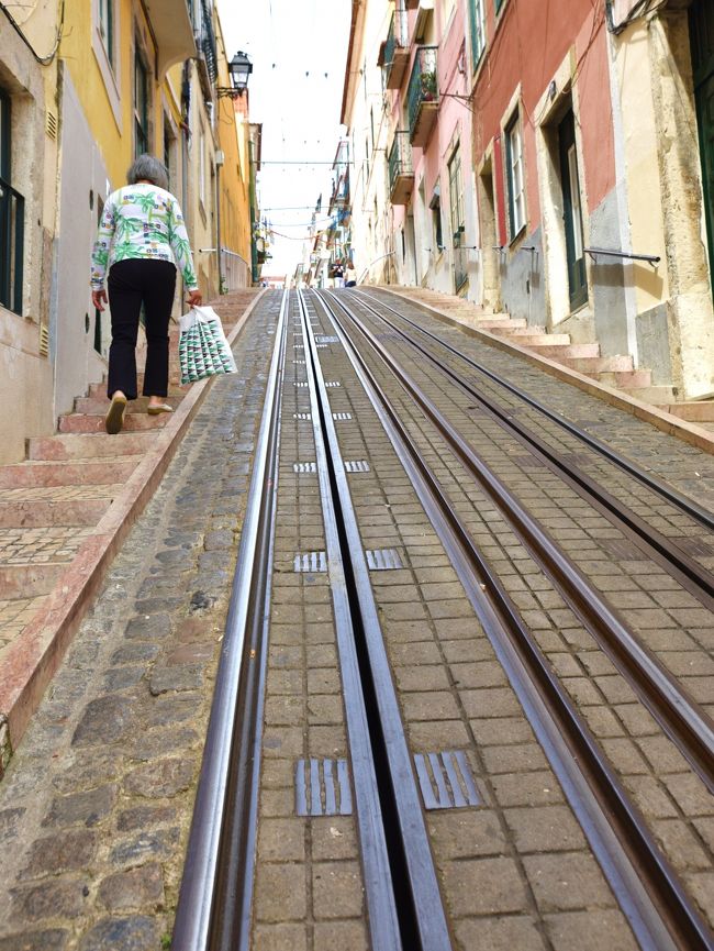 リスボン市内は本当に坂が多くて。<br />朝からこの坂はちょっと(*_*)<br /><br />最寄りのケーブルカー『ビッカ線』に乗って、１つ２つ上の通りまで行ってみよう。