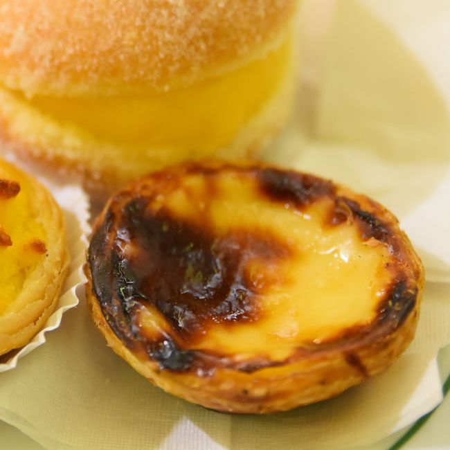 どこに入ろうかと迷って、今朝は『Pastelaria Aloma』に決めました。<br />『パステル・デ・ナタ』（エッグタルト）あった(^―^)v<br /><br />パリパリのパイ生地の中に、卵黄をいっぱい使ったカスタードクリームおいしー♪