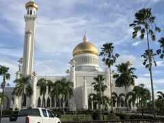 いよいよSultan Omar Ali Saifuddien Mosqueへ。前国王が建てたため、オールドモスクと言われている。白と黄金が綺麗なコントラストの威厳あるモスク。
