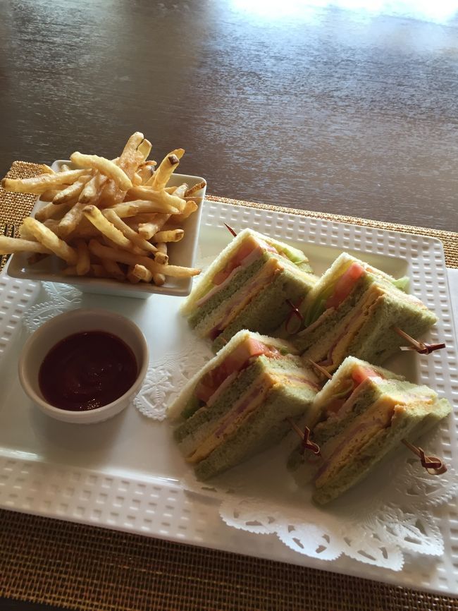 ホテル内のレストラン<br />オールデイダイニングサンコーストカフェにて<br />サンドイッチとフレンチフライを<br /><br />ボリュームがあってとっても美味しかった♪<br />確か1,000円くらいだった<br /><br />