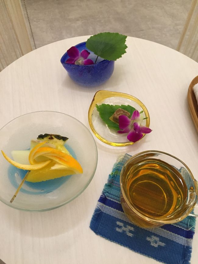 11時からホテル内のスパ『アガローザ』でボティトリートメント<br /><br />私が選んだメニューはこちら↓<br /><br />月桃フルボディトリートメント　90分（所要時間120分）<br /><br />石垣島産・月桃葉足浴後に月桃オイルでの全身トリートメント60分<br />+ヘッドヒーリング15分＋静息<br />●料金	23,000円<br />●コース内容	その後、静息を加え精神を落ち着かせます。心身を癒し、深いリラクゼーション効果があります<br /><br /><br />担当の方がとても可愛らしく、施術も丁寧<br />心身ともにリラックス<br /><br /><br />ひとり旅がお好きとのことで、ガイドブックを色々持ってきて<br />くださったり、おすすめの食堂など教えていただきました<br /><br />施術後のお茶やフルーツも美味しくってウキウキ♪