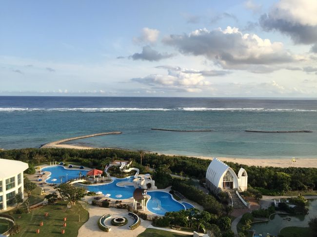 スパの後はお部屋にチェックイン<br /><br />10階からの眺め<br />青い海　白い雲..♪<br />もう何も言うことありません<br /><br />来てよかった～！！！！<br /><br /><br />この時14時くらいだったので、路線バスと使って<br />川平湾へ行くのもおすすめです。<br /><br />私はとにかくのんびりしたかったので、またビーチへ散歩に