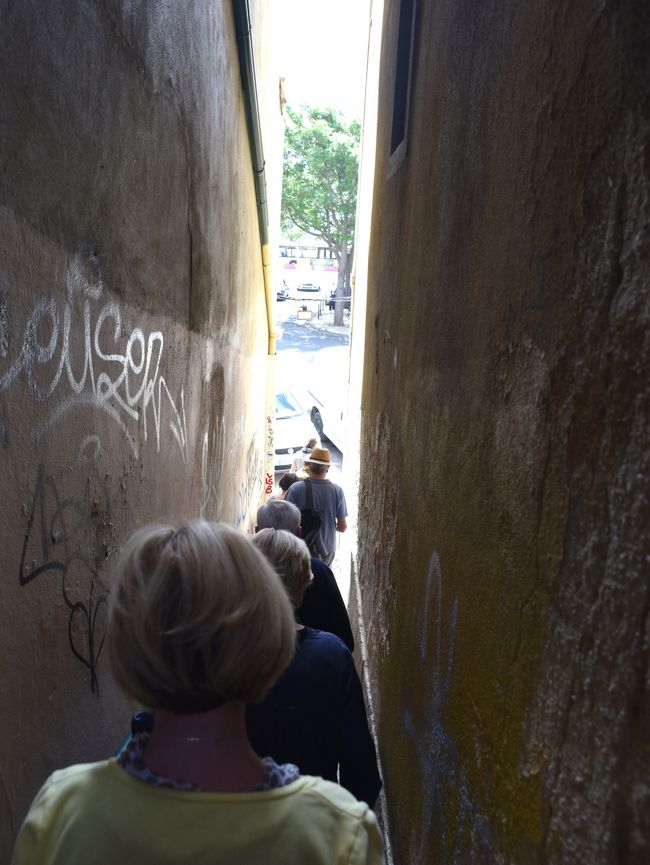 最後、幅の細い階段を進むと一番下に到着。アルファマ地区終了です。<br /><br />腕時計を見るとお昼の時間。<br />ドコかで美味しいものでも食べたいな~(^0^)<br /><br />つづく