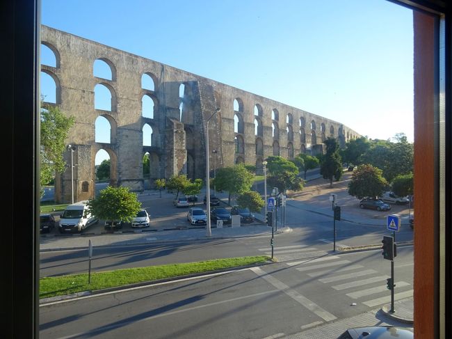 朝、ホテルの窓からの景色がこれ。快晴。