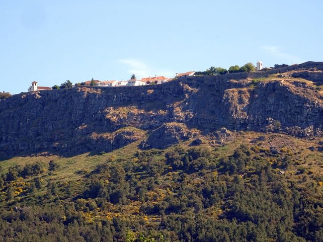 高台に町が見えた．たぶんマルヴォン．