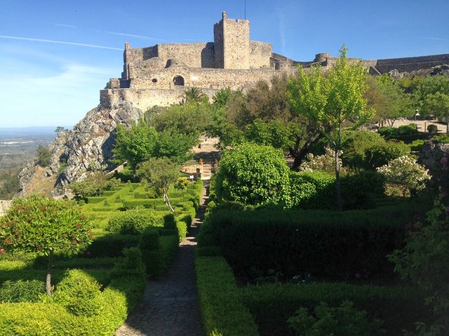 城が見えてきた。城壁を歩いて町を見ることができる。