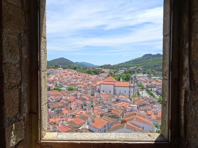 城の窓から見る景色は絵画のよう。