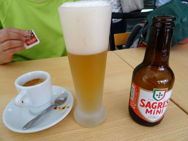 カステロ・ブロンコを出る前にちょっと休憩。ビールも飲んで、これで2ユーロでおつりが来た。びっくり。