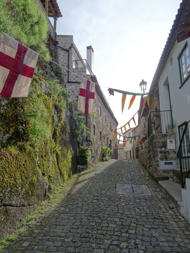 モンサントの町は何か祭りの準備。
