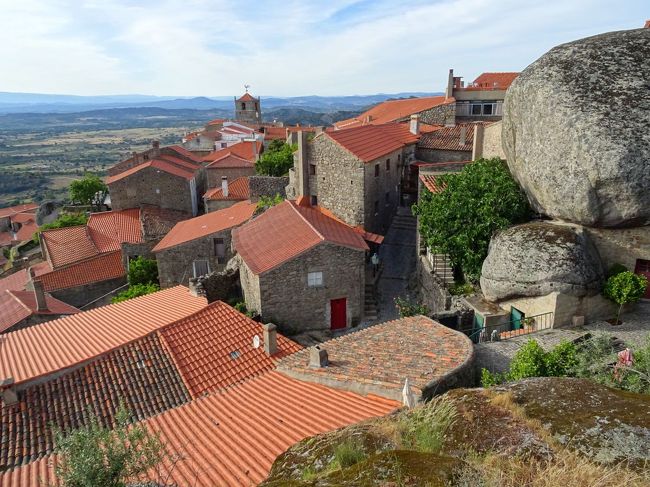 岩と家のミックス。