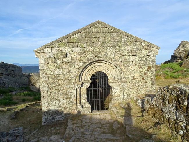 山の上には古い教会もある。