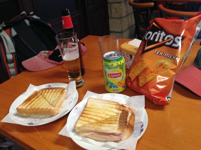 夕食を食べようとしたがレストラン空いてない。<br />仕方なく、安めのバルでサンドイッチ。。。<br />地元の親父たちがサッカー見てたな．