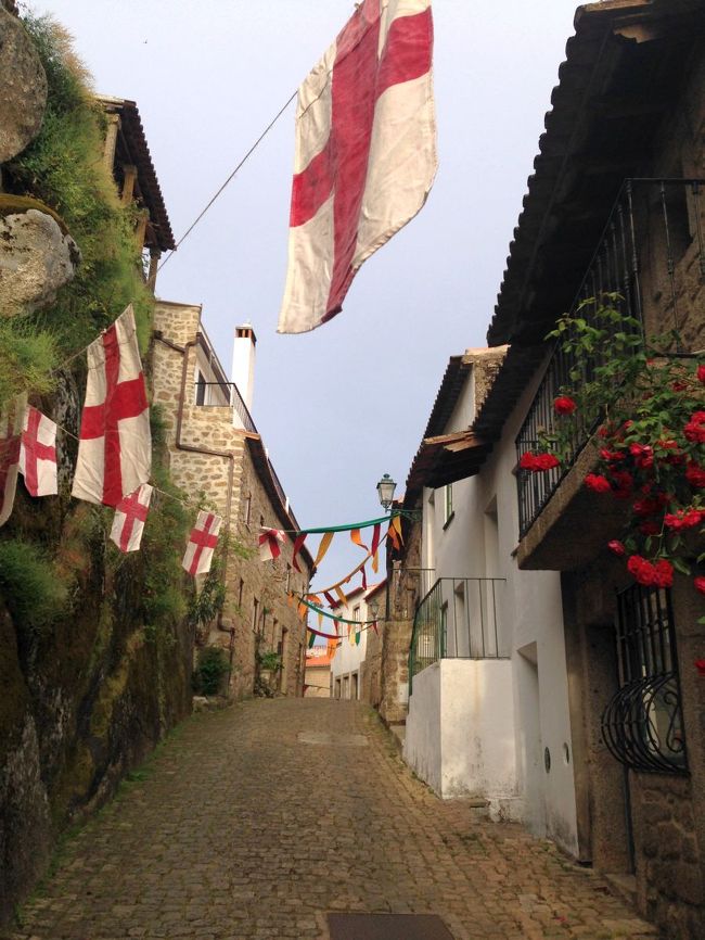 モンサントの朝，散歩．お祭の雰囲気盛り上がる．