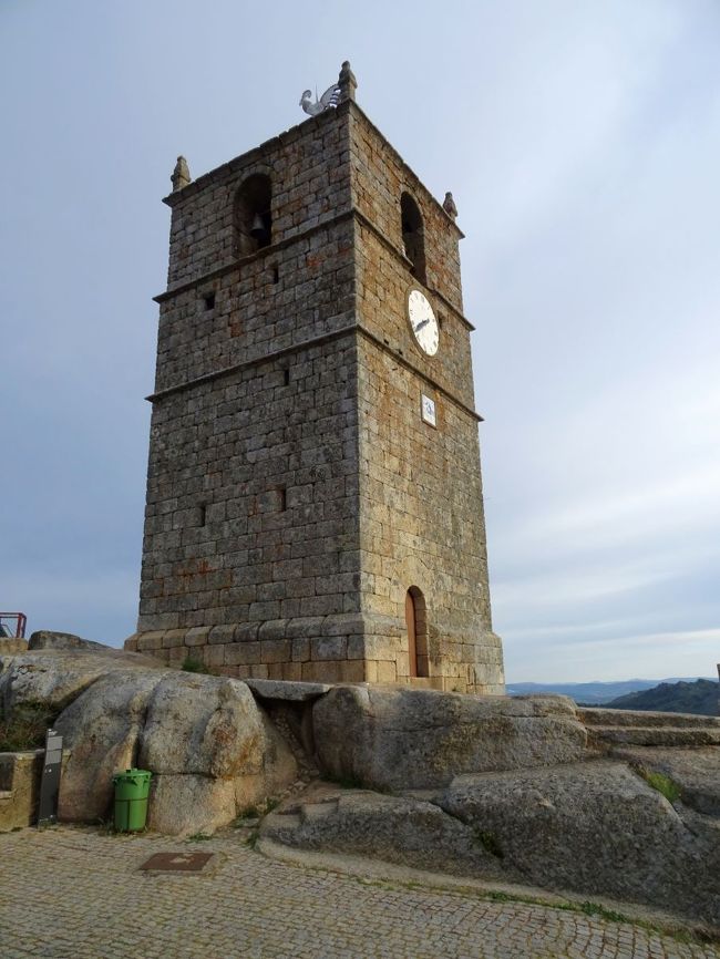 この時計台のてっぺんにはニワトリの飾り物がある．