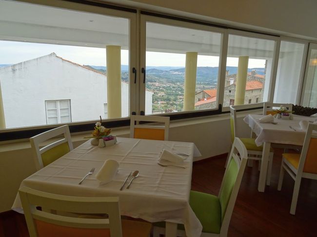 ホテルに戻り朝食．