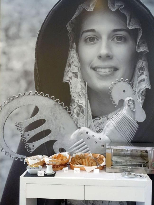 レストランにあった写真があまりに美しく．．．このニワトリ，時計台のてっぺんに飾られていたものだ．よくわからないがなんか感動．