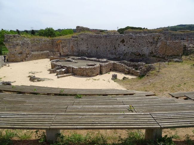 古代劇場に見えたが，なんか違うらしい．