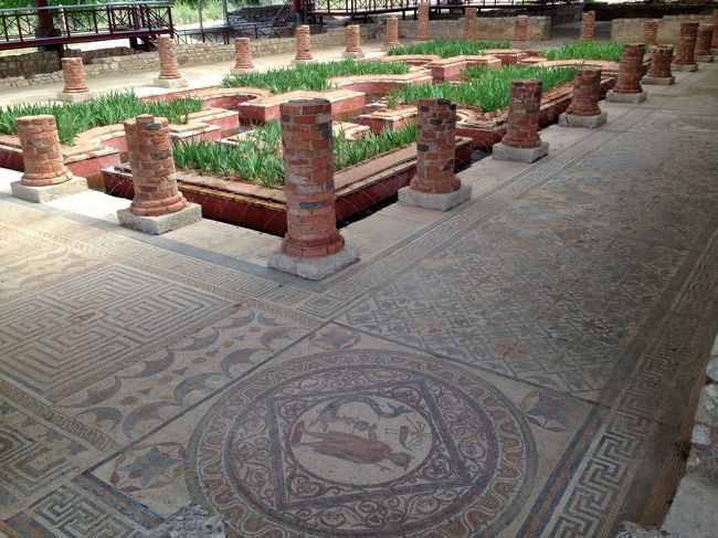 保存状態のいいモザイク画が美しい．