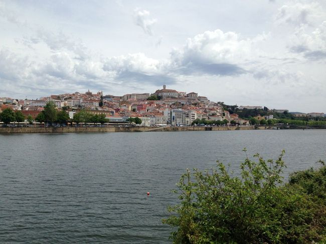 コインブラが通り道近くにあるので立ち寄る．川越しに眺める！