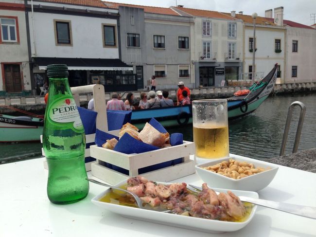 カフェで軽くランチ．曇りがちだが穏やかです．