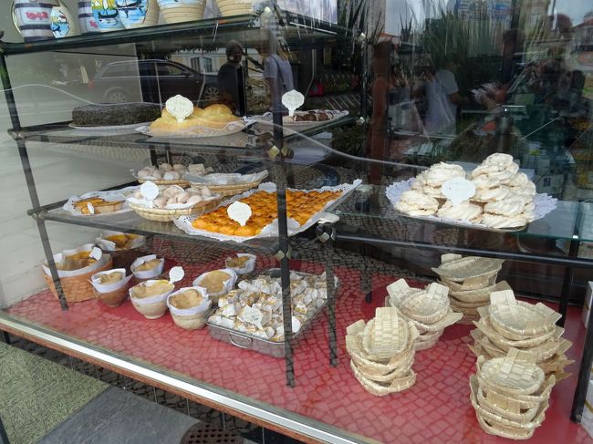 この町，お菓子も有名らしい．