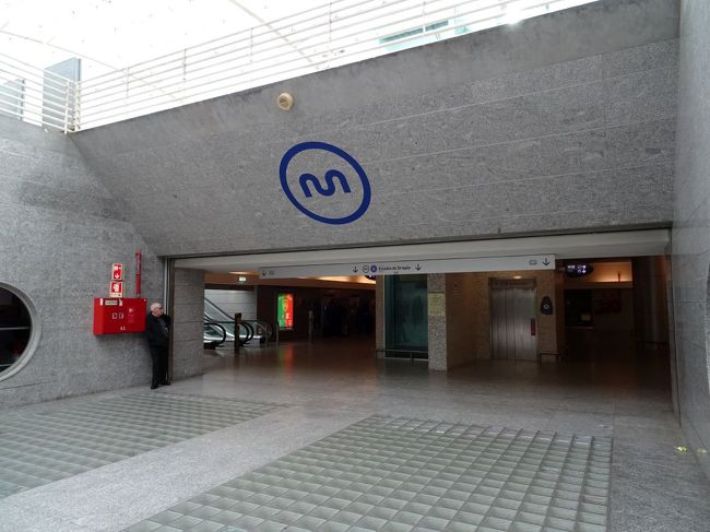 空港に車を返して，地下鉄でホテルの駅まで．