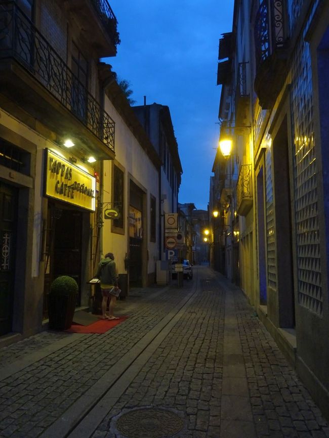 暗くなったところで川まで歩いて降りる．