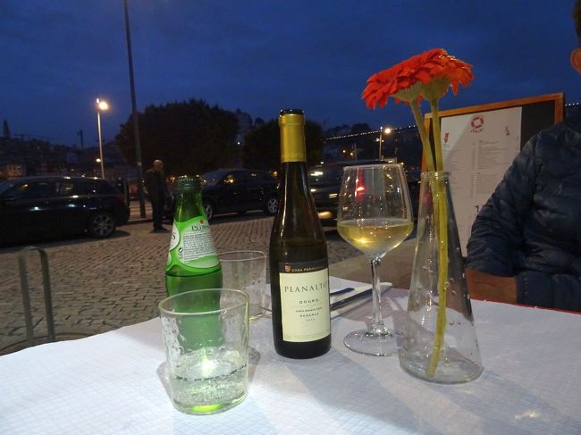 川沿いの無名カフェで夕食．