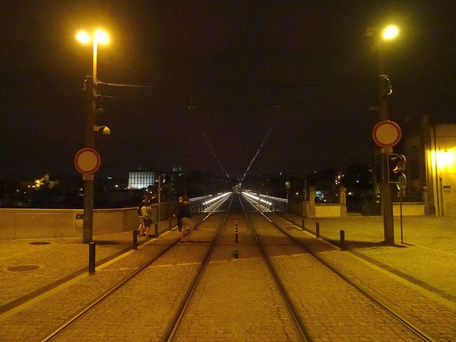 トラムの駅はあるのだが，もう少し歩きたくなった．橋を渡り旧市街へ．