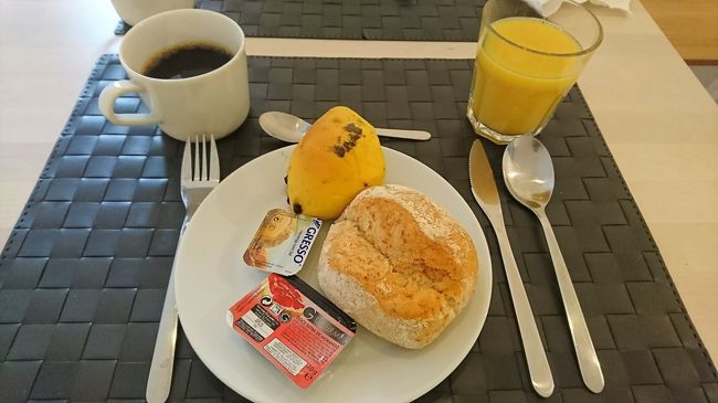 簡単な朝食をホテルでとって，荷物を預けて散策開始．