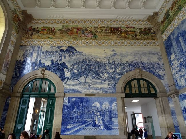 サン・ベント駅．アズレージョが美しいのだ．