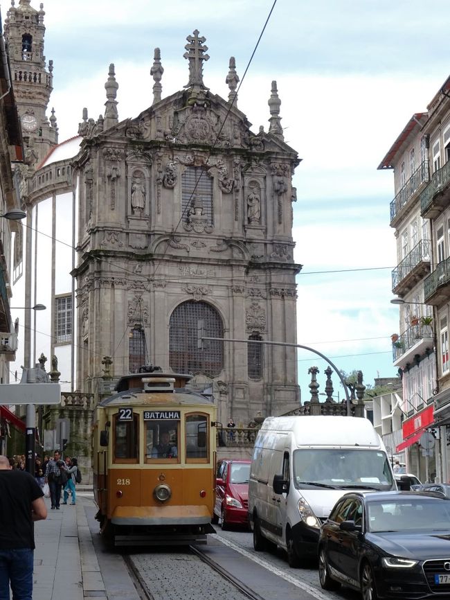 クレリゴス教会．トラムとともに．