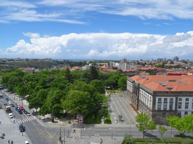 クレリゴス教会の塔に上り景色を楽しむ．