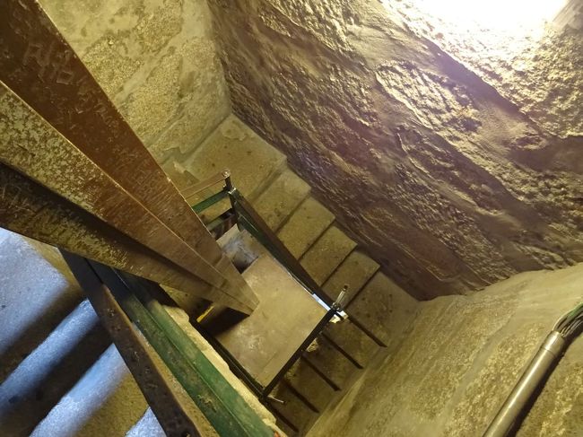 教会の塔の内部階段．狭い．．．