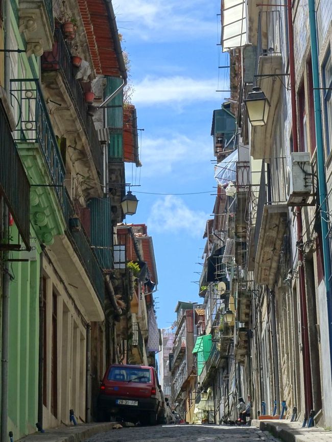 川沿いの観光地の方に向かって街中を楽しむ．