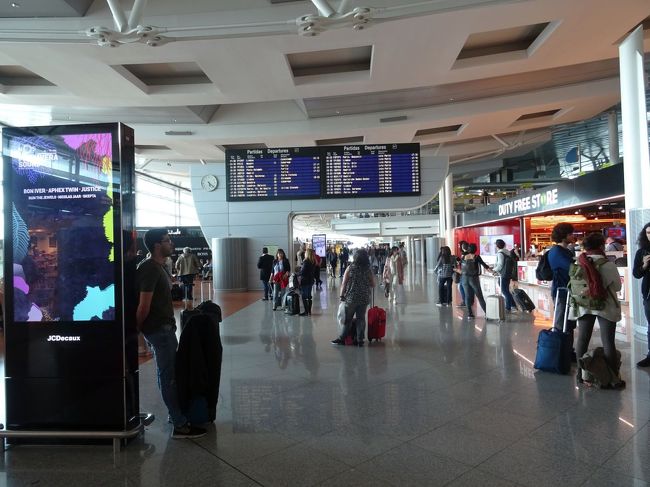 ホテルに戻り，荷物を受け取って地下鉄で空港へ．