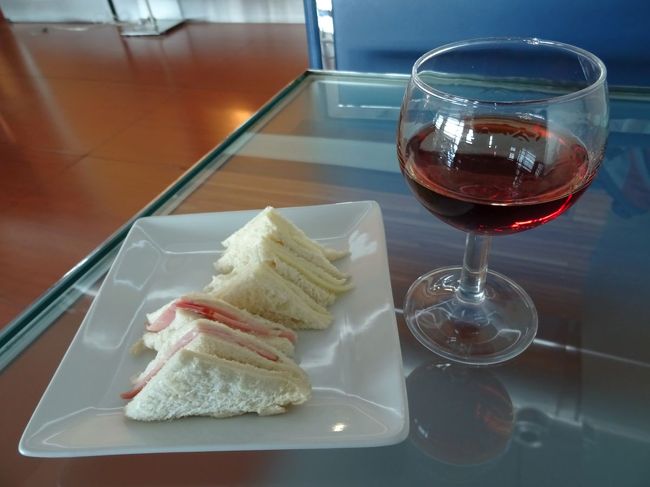 ラウンジではポルトワインがたくさん置いてあった．さてフライトはパリ，オルリー空港へ．