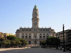 西へ少し歩くと市庁舎（Câmara Municipal do Porto )が建っている大きな広場へ出ました。
リベルターデ広場という大きな広場。
反対側を見ると・・・