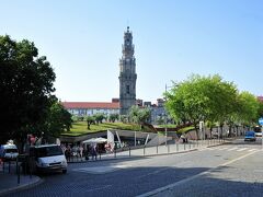 本屋さんの前からクレリゴス教会の塔が見えます。
道路を挟んでブティックやカフェがの入ってる商業エリアがあります。
